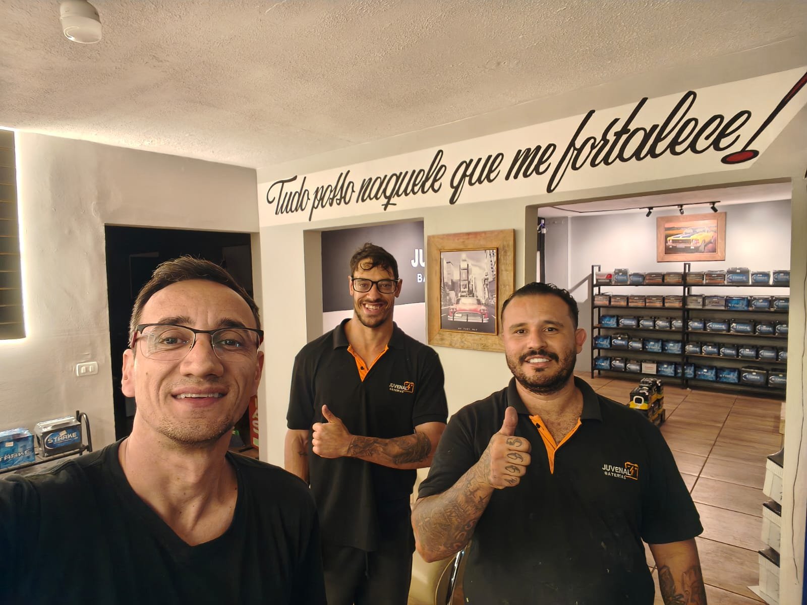 Equipe Juvenal Baterias na loja